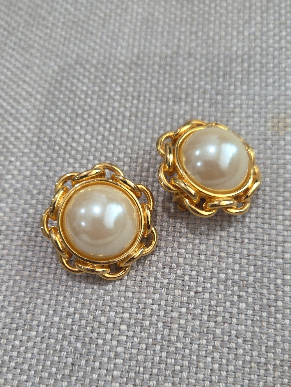 Chain Edge Round Gold-Tone Pearl Button Clip On Earrings - Classic Vintage Style